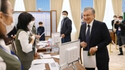 O'zbekiston Prezidenti Shavkat Mirziyoyev saylovda ovoz bermoqda, Toshkent, O'zbekiston, 2021-yil, 24-oktabr