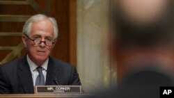 Senator Bob Corker (kiri) mendengarkan keterangan Jenderal C. Robert Kehler (kanan), mantan Komandan Komando Strategis AS mengenai Korea Utara, di Capitol Hill, Washington, 14 November 2017.