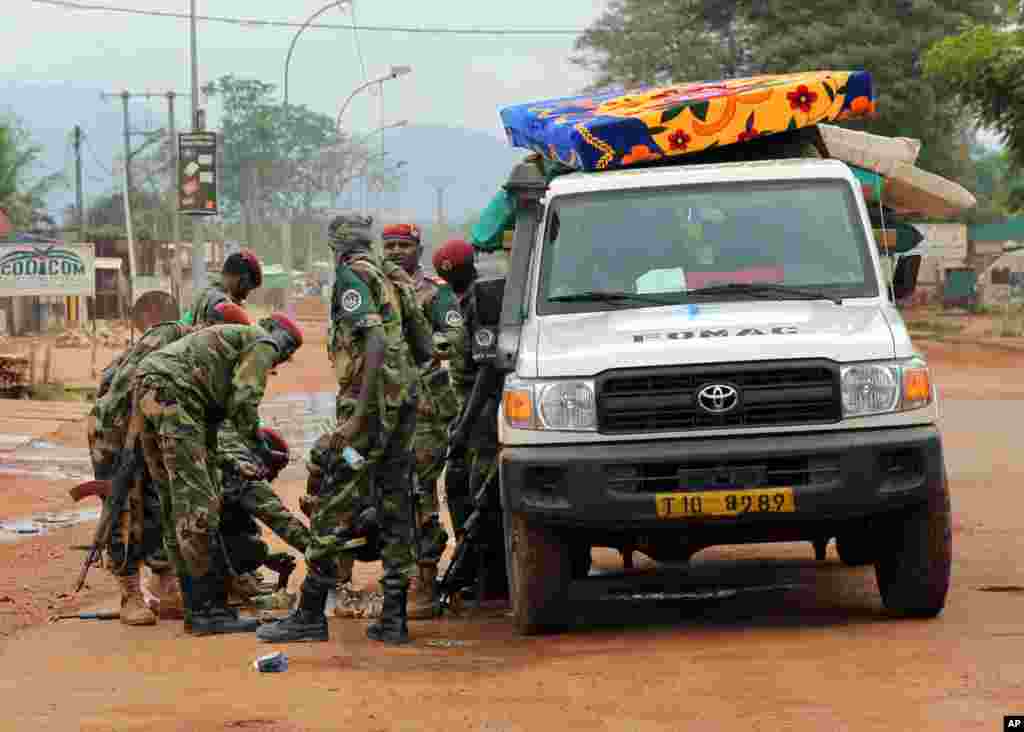 Chadian troops with FOMAC reload their weapons as they leave the area next to the airport in Bangui, Central African Republic, Dec. 10, 2013. 