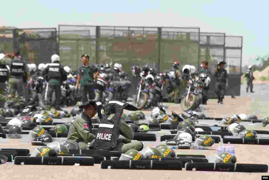 កង​កម្លាំង​សមត្ថ​កិច្ច​ប្រមាណ​១.០០០នាក់​​​​ធ្វើការ​ល្បាត​នៅ​ថ្ងៃអង្គារ​ ទី​១៤​ ខែមិថុនា ​ឆ្នាំ​២០១៦​​ លើ​ផ្លូវ​៦០​ម៉ែត្រ​ ​សង្កាត់​ចាក់អង្រែ​ក្រោម​ ខណ្ឌ​មានជ័យ​ ដែល​មាន​ចម្ងាយ​ប្រមាណ​ជាង​៦០០​ម៉ែត្រ​ពី​ទីស្នាក់ការ​កណ្ដាល​គណបក្ស​ប្រឆាំង។ (ឡេង ឡែន/VOA)&nbsp;