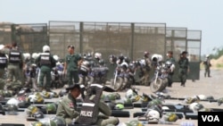 រូបឯកសារ៖ កង​កម្លាំង​សមត្ថ​កិច្ច​ប្រមាណ​១០០០នាក់​​​​ល្បាត​នៅ​ថ្ងៃអង្គារ​ទី​១៤​មិថុនា​ឆ្នាំ​២០១៦​​នៅផ្លូវ​៦០​មែត្រ​ ​សង្កាត់​ចាក់អង្រែ​ក្រោម​ខ័ណ្ឌ​មានជ័យ​ដែល​មាន​ចម្ងាយ​ប្រមាណ​ជាង​៦០០​ម៉ែត្រ​ពី​ទីស្នាក់ការ​កណ្ដាល​គណបក្ស​ប្រឆាំង។ (ឡេង ឡែន/VOA)