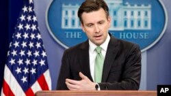 Phát ngôn viên Tòa Bạch Ốc Josh Earnest tại một cuộc họp báo hôm 15/3. 