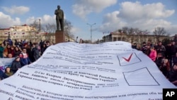 2017 წლის 18 მარტს ყირიმში გამართულ დემონსტრაციაზე ადამიანები ყირიმის რუსეთთან შეერთებას (რუსეთის მიერ ყირიმის ანექსიის) მესამე წლისთავს აღნიშნავენ