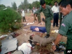 រូបឯកសារ៖ មន្ត្រី​ប៉ូលិស​កំពុង​រាប់​ចំនួន​មនុស្ស​ស្លាប់ និង​រង​របួស​នៅ​ក្នុង​ហេតុការណ៍​គប់​គ្រាប់​បែក​នៅ​មុខ​វិមាន​រដ្ឋ​សភាជាតិ​ រាជធានី​ភ្នំពេញ កាលពី​ថ្ងៃអាទិត្យ ទី៣០ ខែមីនា ឆ្នាំ១៩៩៧។