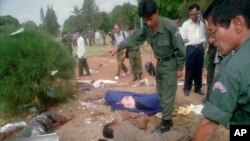 មន្ត្រី​ប៉ូលិស​កម្ពុជា​រាប់​ចំនួន​អ្នក​ស្លាប់​និង​របួស​នៅ​ក្រោយ​ពេល​មាន​ការ​បំផ្ទុះ​គ្រាប់បែក​ដៃ​ចំនួន​បី​គ្រាប់​នៅ​ក្នុង​ហ្វូង​បាតុករ​ នៅ​មុខ(អតីត)វិមាន​រដ្ឋសភា​ជាតិរាជធានី​ភ្នំពេញ​ កាល​ពី​ថ្ងៃ​អាទិត្យ​ទី​៣០ ខែ​មីនា ឆ្នាំ​១៩៩៧។ យ៉ាង​ហោច​ណាស់​មាន​មនុស្ស​ចំនួន១១​នាក់ស្លាប់​និង​១១២​នាក់​ទៀត​ត្រូវ​របួស​នៅ​ក្នុង​ការ​វាយប្រហារ​នេះ។ (AP Photo/Ou Neakiry)