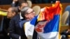 Predsjednik Srbije Aleksandar Vučić drži zastavu Srbije u Generalnoj skupštini Ujedinjenih nacija na sjednici na kojoj se glasalo o rezoluciji o genocidu u Srebrenici (REUTERS/Eduardo Munoz)