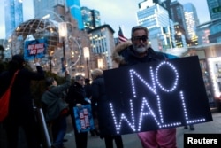 도널드 트럼프 미국 대통령이 국경 장벽 건설을 위해 국가비상사태를 선포한 후 뉴욕시 맨하탄 트럼프 호텔 앞에서 시민들이 국경장벽건 반대 항의 시위를 열었다.
