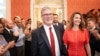 英国新首相斯塔默（Keir Starmer和夫人抵达唐宁街10号。 (2024 年7月5日)