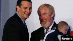 ယခင်မှတ်တမ်းရုပ်ပုံ | အမေရိကန်အထက်လွှတ်တော်အမတ် Ted Cruz (ဝဲ)နဲ့အတူတွေ့ရတဲ့ Conservative သတင်းမီဒီယာ စောင့်ကြည့်ရေးအဖွဲ့ တည်ထောင်သူ L Brent Bozell III (ယာ) (စက်တင်ဘာ ၂၆၊ ၂၀၁၄)