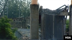 Tim penyelamat sedang berupaya mencari korban robohnya Jembatan Kutai Kartanegara di Tenggarong, Kaliamtan Timur (27/11).