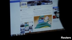 រូបឯកសារ៖ អ្នកប្រើប្រាស់ប្រព័ន្ធអ៊ីនធឺណិតកំពុងបើកមើលគណនីហ្វេសប៊ុករបស់រដ្ឋាភិបាលវៀតណាម នៅទីក្រុងហាណូយ ប្រទេសវៀតណាម កាលពីថ្ងៃទី៣០ ខែធ្នូ ឆ្នាំ២០១៥។