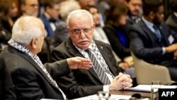 Menteri Luar Negeri Otoritas Palestina Riyad al-Maliki menyimak penjelasan seorang koleganya dalam sidang di Mahkamah Internasional (ICJ) mengenai pendudukan Israel di wilayah-wilayah Palestina, di Den Haag, 19 Februari 2024. (Foto: Robin van Lonkhuijsen/ANP/AFP/Netherlands Out) 