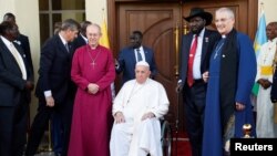 Le pape François (assis) avec le président du Soudan du Sud, Salva Kiir (chapeau, à dr.) et des dignitaires à Juba, le 3 février 2023.