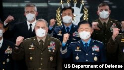 마크 밀리(앞줄 왼쪽) 미 합참의장과 원인철 한국 합참의장(앞줄 오른쪽)이 지난해 12월 서울에서 회동하고 있다. (자료사진)