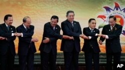 ၂၂ ကြိမ်မြောက် အရှေ့တောင်အာရှထိပ်သီး ညီလာခံတက်ရောက်လာကြသော နိုင်ငံ့ခေါင်းဆောင်များ။