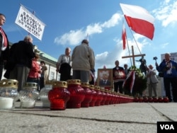 Nationalists demonstrate outside the Presidential Palace in Warsaw, Poland. (VOA/L. Ramirez)
