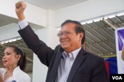 រូបឯកសារ៖ លោក កឹម សុខា​ ប្រធាន​គណបក្ស​សង្គ្រោះ​ជាតិ​ ក្នុង​ពិធី​ជួបជុំ​បេក្ខនារី​សម្រាប់​ការ​បោះឆ្នោត​ឃុំ​សង្កាត់​ នៅ​ទី​ស្នាក់ការ​គណបក្ស​ ក្នុង​រាជធានី​ភ្នំពេញ នៅ​ថ្ងៃទី​១៧ ខែ​ឧសភា​ ឆ្នាំ​២០១៧។ (ហ៊ាន សុជាតា/VOA)