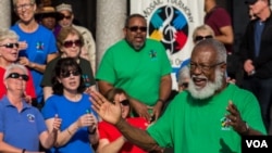 Music director David North conducts interfaith singing group Mosaic Harmony at closing ceremony for Unity Walk 2017 on Sunday 09/10/17 in the U.S. capital. (B. Bradford/VOA)