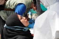 Seorang warga menjalani pemeriksaan COVID-19 dengan metode swab di Kawasan Puncak, Minggu (21/6), dalam pengecekan massal selama 2 hari. (Foto: Courtesy/Humas Jabar)