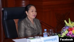 អ្នកស្រី​ ជូ ប៊ុនអេង រដ្ឋ​លេខាធិការ​ក្រសួង​មហា​ផ្ទៃ​ និង​ជា​អនុ​ប្រធាន​អចិន្ត្រៃយ៍​នៃ​គណៈកម្មាធិការ​ជាតិ​បង្ក្រាប​ការ​ជួញដូរ​មនុស្ស​ និង​ផ្លូវ​ភេទ​លើ​ស្ត្រី​ និង​កុមារ​ ថ្លែងប្រាប់​ VOA ​ថា ស្រ្តី​និង​បុរស​គឺ​មាន​សិទ្ធស្មើគ្នា ប៉ុន្តែ​អ្នក​ស្រី​ចង់​ឲ្យ​ពួ