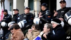 Protest žena zbog smanjenja mesečnih naknada ženama sa troje i više dece pred zgradom parlamenta u Podgorici, 17. februara 2017.