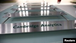 Papan nama firma analis data politik "Cambridge Analytica" di London, Inggris, 21 Maret 2018. (Foto: dok).