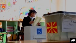 Glasanje na nedeljnim izborima u Skoplju (AP Photo/Visar Kryeziu)