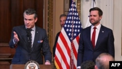 Pete Hegseth govori nakon što je pred potpredsjednikom JD Vance-om položio zakletvu kao novi američki ministar odbrane u Bijeloj kući u Washingtonu, DC, 25. januara 2025. godine.