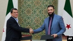 На этой фотографии, опубликованной сирийским агентством SANA, временный президент Сирии Ахмед аль-Шараа (справа) пожимает руку Мазлуму Абди, командующему поддерживаемыми США возглавляемыми курдами Сирийскими демократическими силами, в Дамаске, Сирия, 10 марта 2025 года.