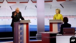 Les candidats démocrates Bernie Sanders et Hillary Rodham Clinton lors d'un débat des primaires présidentielles à l'Université de Wisconsin-Milwaukee, le 11 février 2016, à Milwaukee. (AP Photo/Morry Gash)