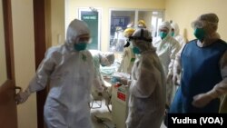 Simulasi penanganan pasien terjangkit virus corona n-CoV 2019 di RS Dr. Moewardi Solo, Jumat, 31 Januari 2020. (Foto: VOA/Yudha)