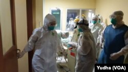 Simulacija kako postupati sa pacijentima koji su zaraženi koronavirusom, Foto: (ilustracija), (Foto: VOA/Yudha)