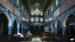 Un juif tunisien assis à l'intérieur de la synagogue de la Ghriba, la plus ancienne d'Afrique, construite il y a plus de 2.500 ans sur l'île de Djerba, Tunisie, le 28 octobre 2015.