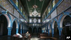 La synagogue El Ghriba, l'un des plus anciens monuments juifs construits en Afrique il y a plus de 2 500 ans, sur l'île touristique de Djerba, au sud de Tunis, le 28 octobre 2015.