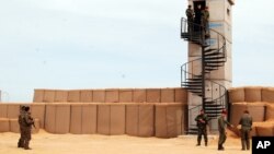 Des soldats tunisiens participent à une présentation de la clôture anti-djihadiste près de Ben Guerdane, à l'est de la Tunisie, près de la frontière avec la Libye, le 6 février 2016. (AP Photo/Benjamin Wiacek)