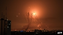 8일 이스라엘 남부 도시 네티봇에서 가자지구에서 날아든 로켓을 요격하기 위해 아이언돔 지대공 요격미사일이 발사됐다.