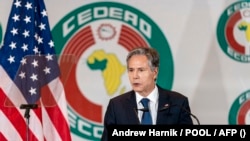 Le secrétaire d'État américain Antony Blinken prononce un discours sur la politique des États-Unis en Afrique à la Communauté économique des États de l'Afrique de l'Ouest à Abuja, au Nigeria, le 19 novembre 2021.