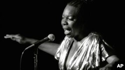 Nina Simone se produit au Avery Fisher Hall de New York le 27 juin 1985.