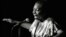 Nina Simone se produit au Avery Fisher Hall de New York le 27 juin 1985.
