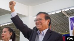 រូបឯកសារ៖ លោក កឹម សុខា​ ប្រធាន​គណបក្ស​សង្គ្រោះ​ជាតិ​ ក្នុង​ពិធី​ជួបជុំ​បេក្ខនារី​សម្រាប់​ការ​បោះឆ្នោត​ឃុំ​សង្កាត់​ នៅ​ទី​ស្នាក់ការ​គណបក្ស​ ក្នុង​រាជធានី​ភ្នំពេញ​​ កាលពី​​ថ្ងៃទី​១៧ ខែ​ឧសភា​ ឆ្នាំ​២០១៧។ (VOA)