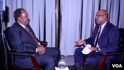 Somali President Hassan Sheikh Mohamud is interviewed by VOA Somali news service chief Abdirahman Yabarow in Washington, April 21, 2016.