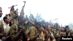 Des rebelles du Front de Libération d'Oromo (OLF) dans son camp d'entraînement dans le sud de l'Ethiopie, près de la ville frontalière de Moyale, le 18 juillet 2009. 