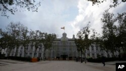 Mahkamah Agung di Madrid, Spanyol, Senin, 14 Oktober 2019. Mahkamah Agung Spanyol akan memutuskan untuk mengadili pengadilan pemberontakan dan hasutan terhadap selusin politisi dan aktivis Catalunya, 1 Oktober 2017. (Foto: AP/Paul White)