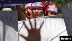 សមាជិក​គណបក្ស​សង្គ្រោះ​ជាតិ​​ដើរ​ក្បួន​តវ៉ា​នៅ​តាម​ផ្លូវ​ទាមទារ​ឲ្យ​មាន​ការ​បោះឆ្នោត​ដោយ​សេរី​និង​យុត្តិធម៌​​កាល​ពី​ថ្ងៃ​ទី​២០ ខែ​ឧសភា ឆ្នាំ​២០១៣។