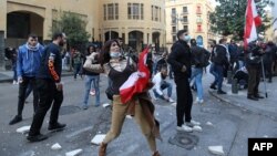 Para demonstran Lebanon yang memrotes sistem politik, melakukan aksi unjuk rasa di depan gedung parlemen di Beirut, 13 Maret lalu (foto: dok). Ekonomi Lebanon menyusut 25 persen tahun lalu. 