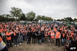 资料照片: 2024年9月17日法国让萨拉帕吕，干邑葡萄种植者聚集在一起，抗议中国关税威胁。