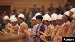 Suasana pengambilan sumpah jabatan pemimpin pro-demokrasi Burma Aung San Suu Kyi (tengah) dan anggota parlemen Burma dari Liga Nasional Demokrasi di majelis rendah parlemen di Naypyitaw (2/5).