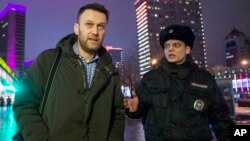Polisi Rusia menahaan pemimpin oposisi Alexei Navalny di Moskow (14/1).