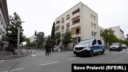 ARHIVA - Policija ispred Višeg suda u Podgorici za vreme izricanja presude o državnom udaru, 9. maja 2019. 