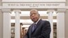 Le représentant démocrate John Lewis, sous une de ses citations à la bibliothèque publique de Nashville, au Tennessee, le vendredi 18 novembre 2016. (AP Photo/Mark Humphrey)